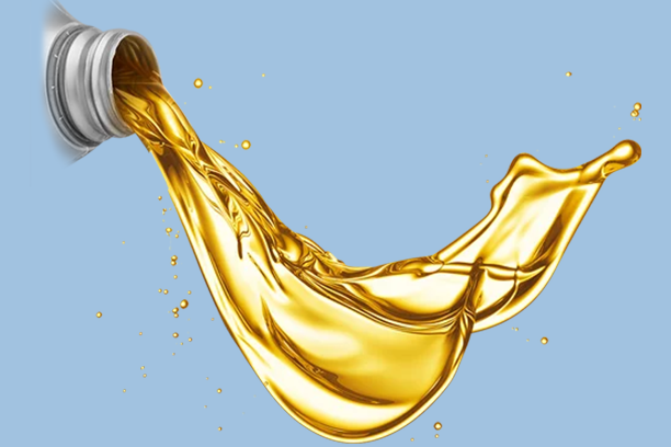 Engine oil splash from bottle representing Gulf Way Oil’s low-viscosity formula for better fuel economy